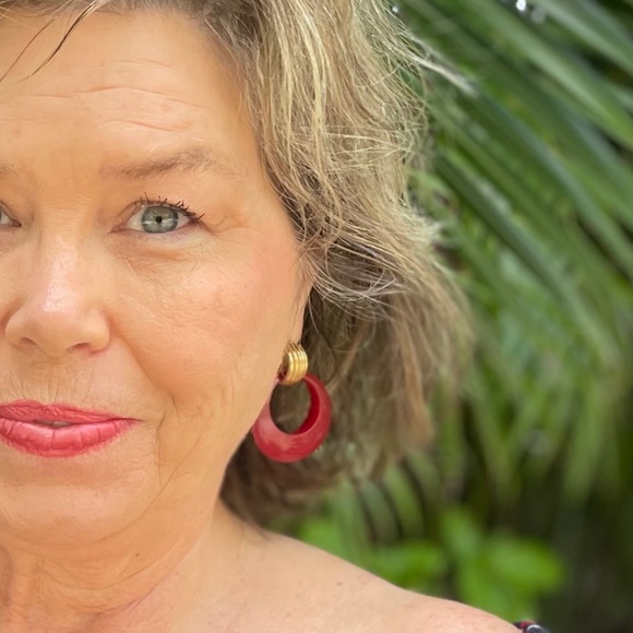 Vintage Big Red Lucite Door Knocker Earrings Hoops  Gold - Picture 3 of 6